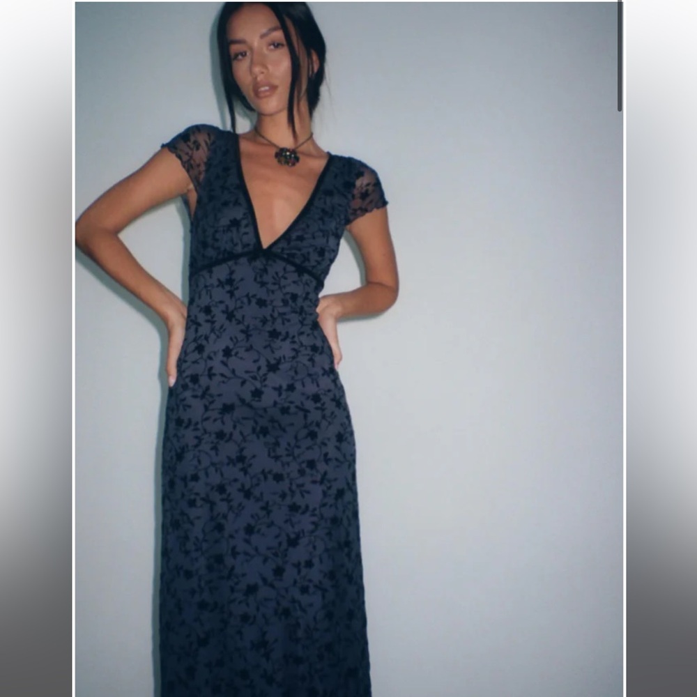 Vilinia Midi Dress In Pretty Petal Flock Black - L